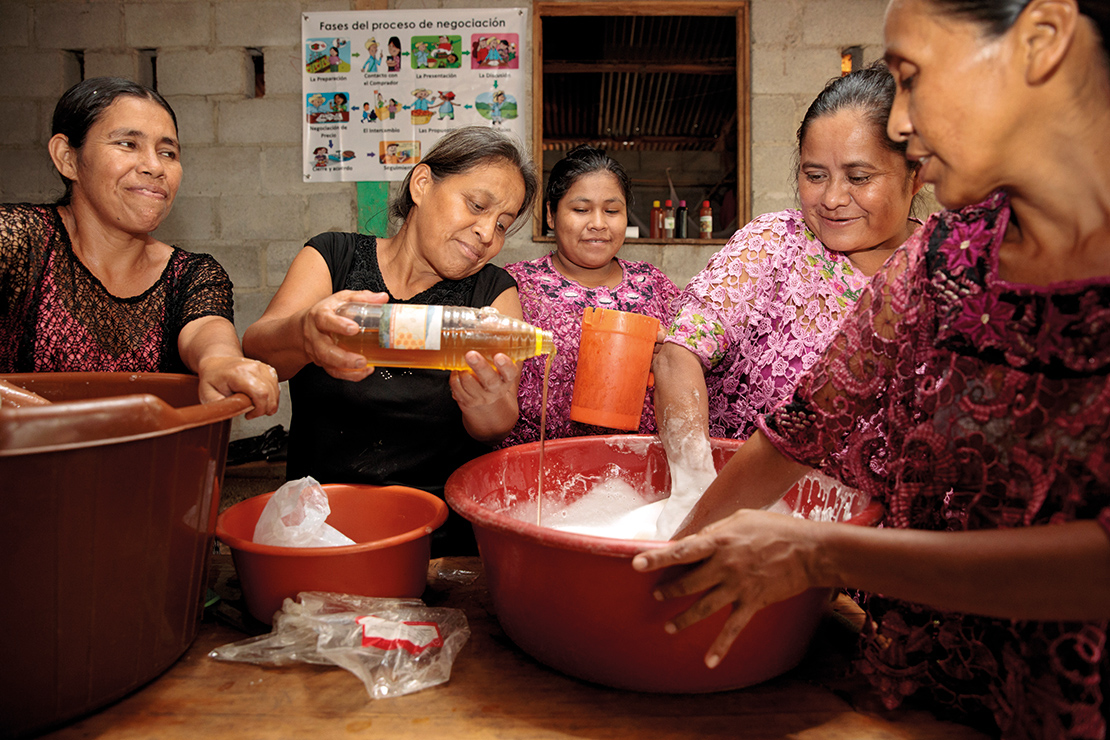 Women from Aldea Campur, in Alta Verapaz, make, market and package their own shampoo. Credit: UN Women/Ryan Brown.