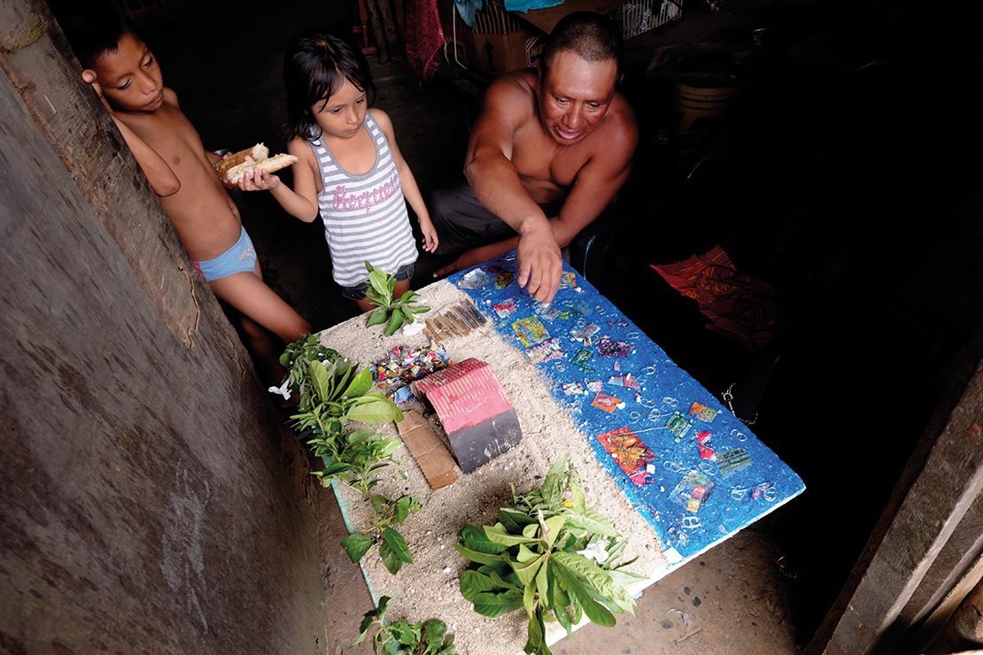 A Guna Yala man explains how waste is negatively impacting water quality. Credit: Eddie Gerald.