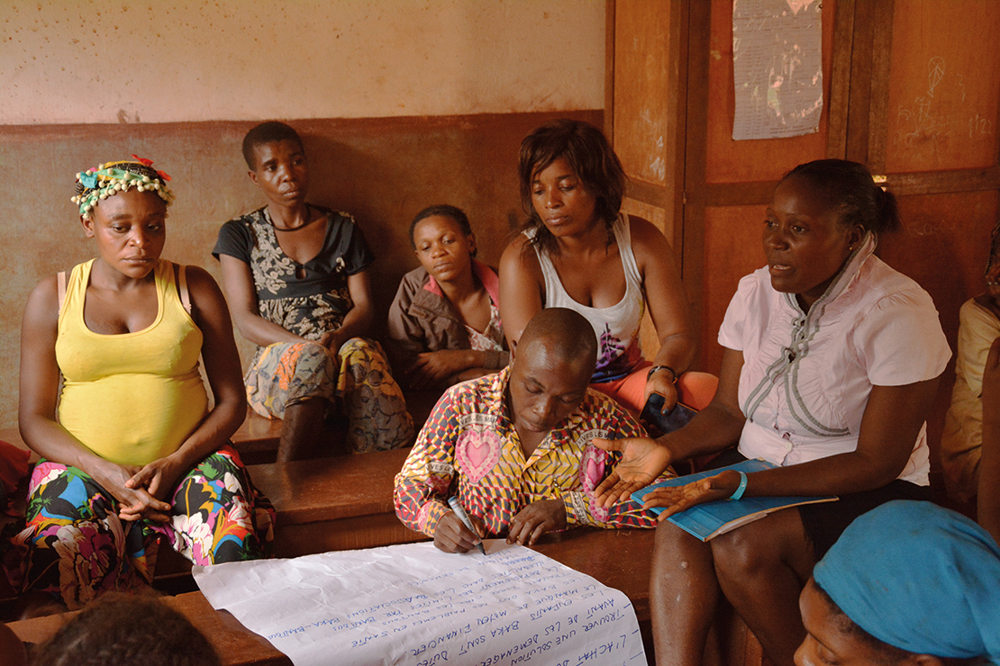 A community workshop on natural resources at Salapoumbe, Mambele, Cameroon. Credit: Viola Belohrad.